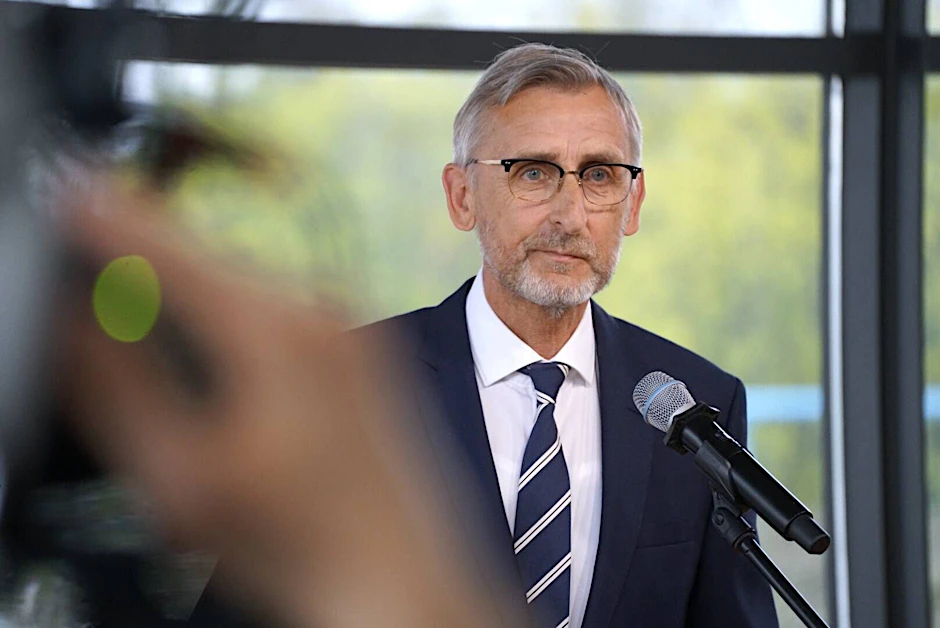 Sachsens Innenminister Armin Schuster weist den Vorwurf des Generalverdachts gegen Jäger und Sportschützen zurück.