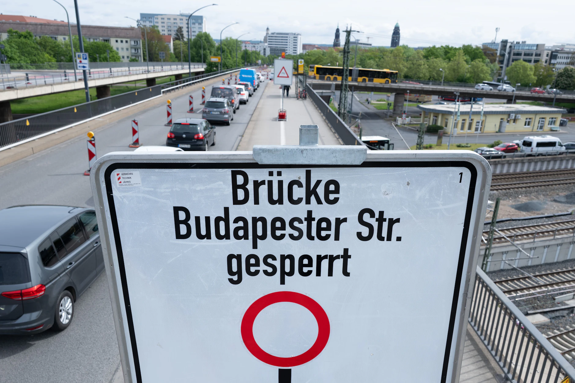 Dresden: Ein Schild mit der Aufschrift <sub>«Brücke Budapester Straße gesperrt»</sub> steht auf einem Brückenabschnitt auf der Budapester Straße.