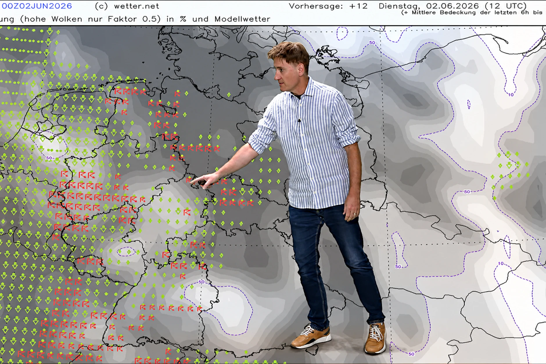 Meteorologe Dominik Jung von wetter.net zeigt auf die aufziehende Gewitterfront, die am Nachmittag den Westen Deutschlands treffen wird.