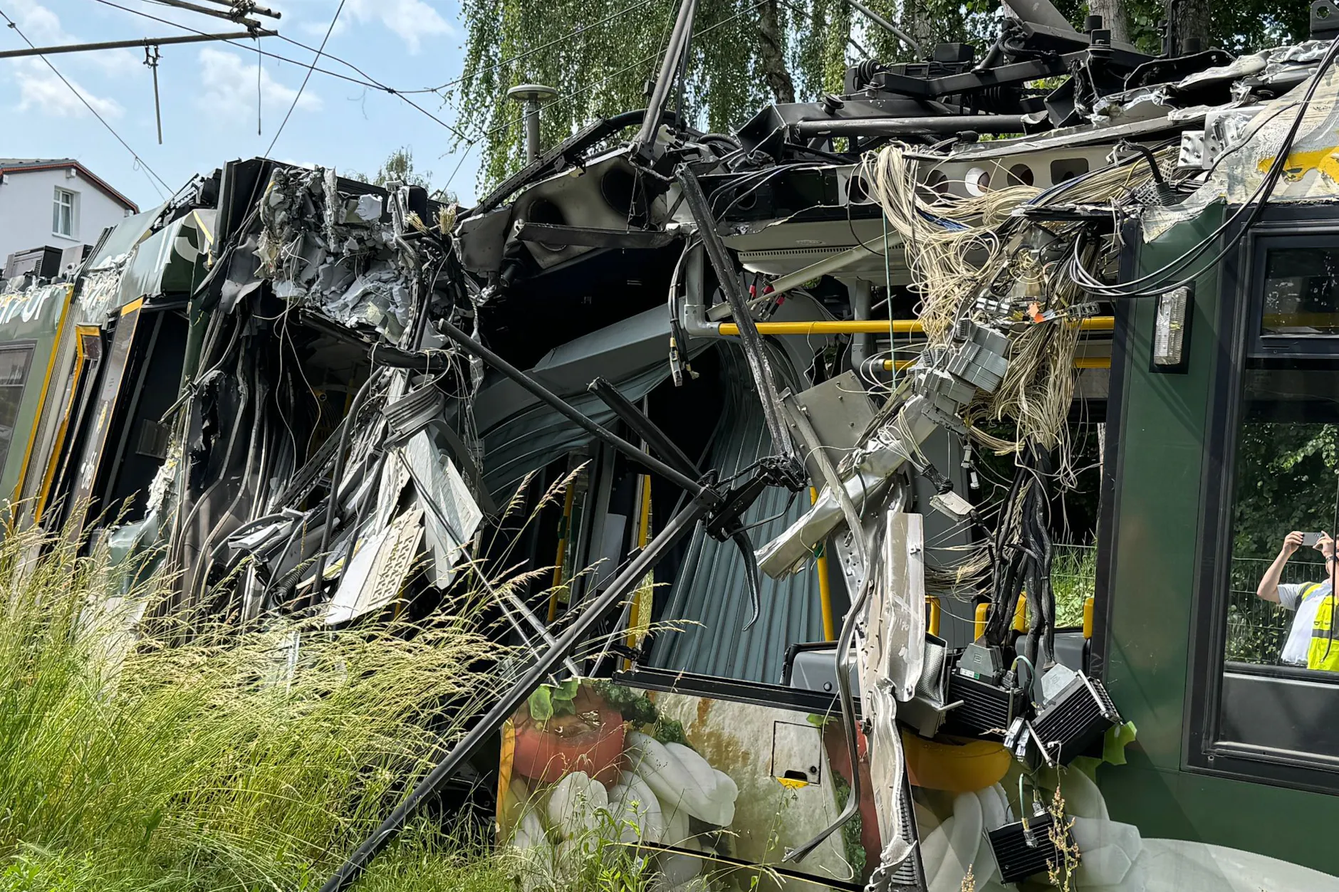 Die Tram ist völlig zerfetzt worden.