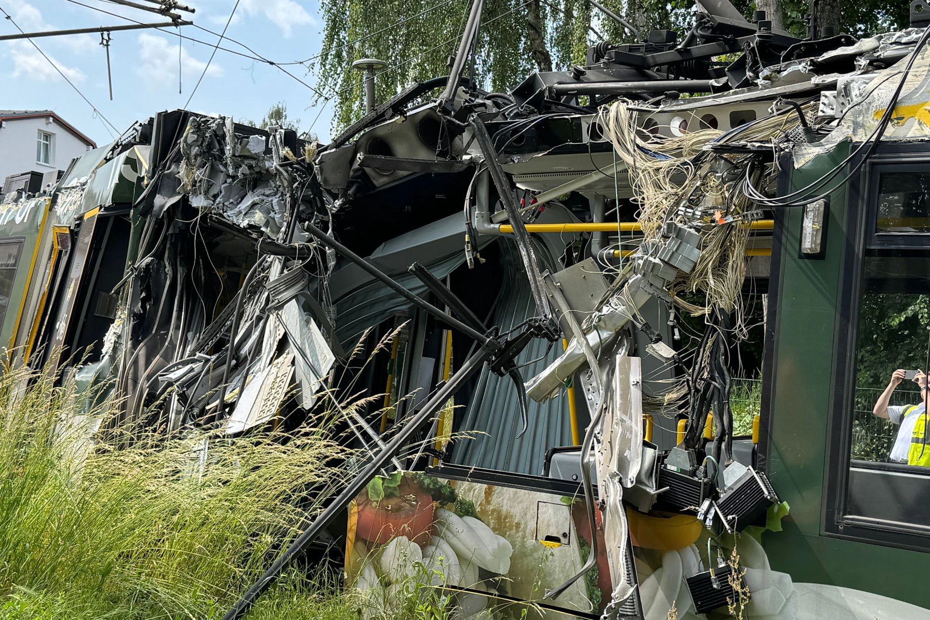 Die Tram ist völlig zerfetzt worden.