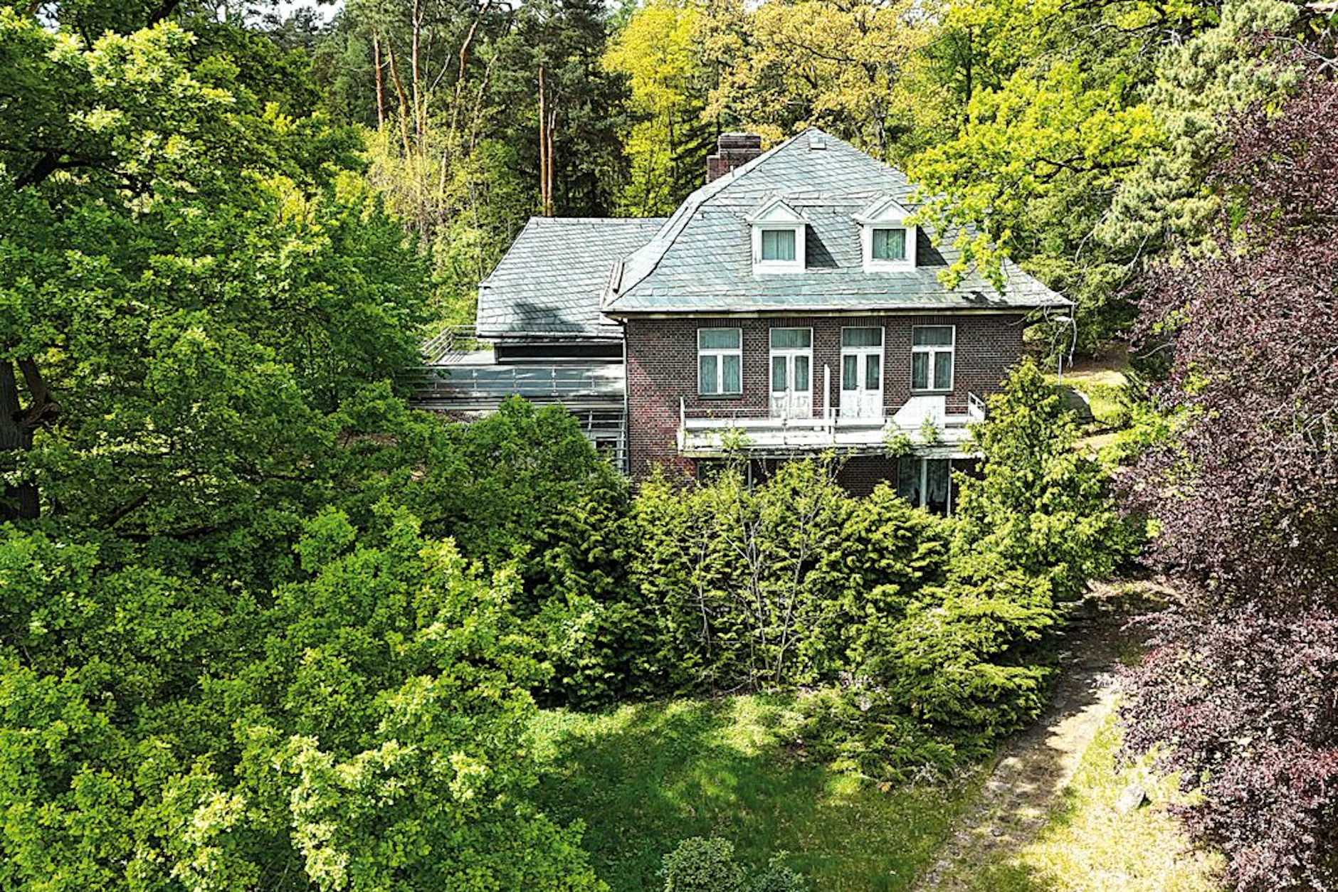In der Seevilla auf dem Gelände des Waldhotel Seehof Atterwasch gibt es unter anderem zehn Hotelzimmer und die kompletten Einrichtungen für Gastronomie und Küche.