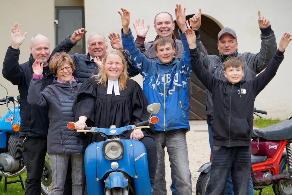 Susanne Noack mit ihrer Simson-Gang