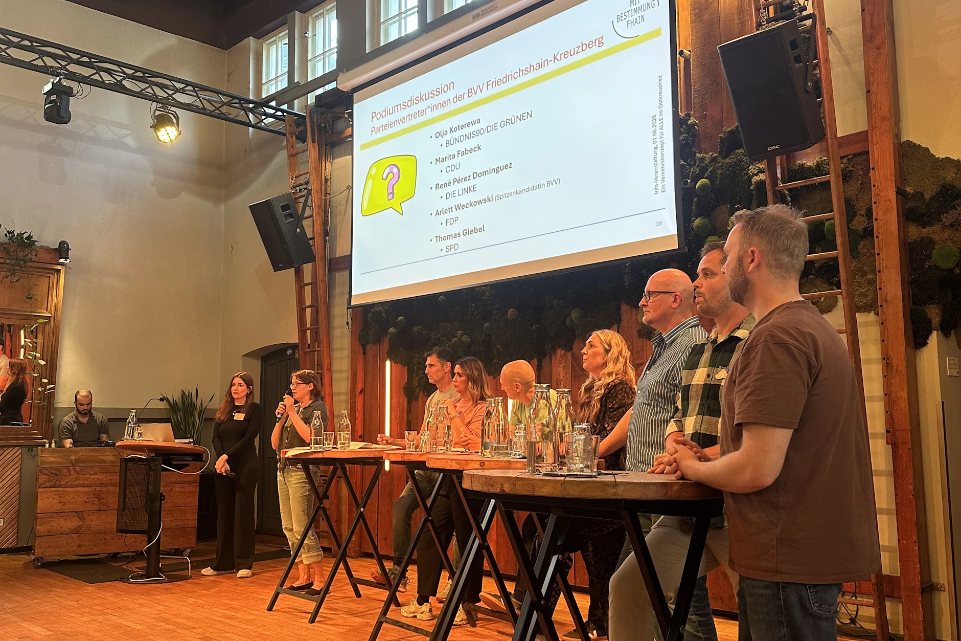 Olja Koterewa (Bündnis90/die Grünen, l. ), Lutz Löffler (Mitglied der Initiative), Marita Fabeck (CDU), René Pérez Dominguez (Die Linke), Arlett Weckowski (FDP), Thomas Giebel (SPD), Dennis Henkelmann (Geschäftsführer zweier Rewe-Filialen) und Fabian Reichert (Vertreter der GdP) in der Diskussion.