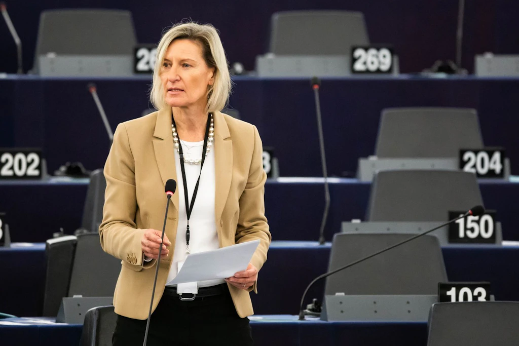 Angelika Niebler (CSU) von der EVP-Fraktion spricht im Plenarsaal des Europäischen Parlaments.