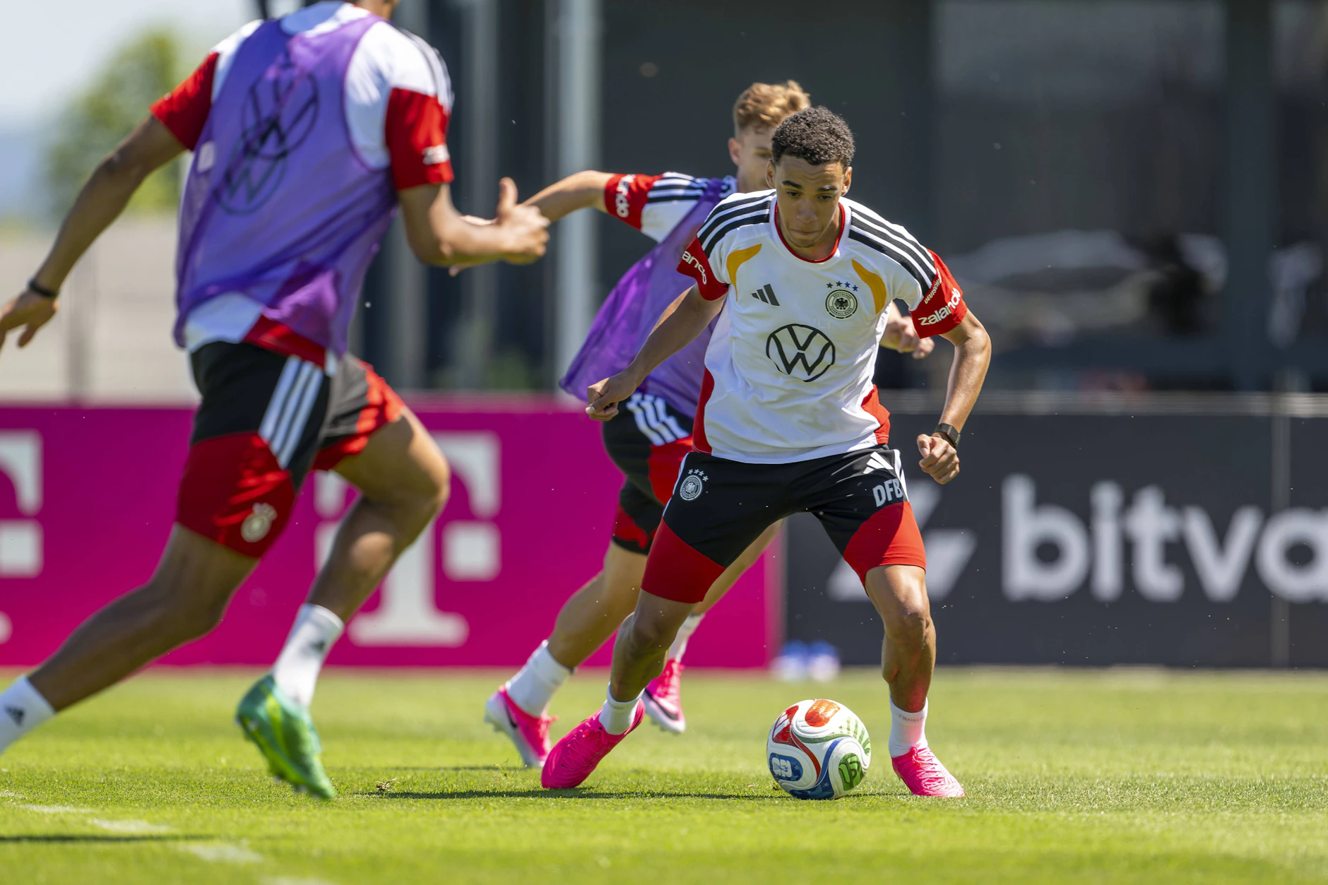 Ob die deutsche Mannschaft um Jamal Musiala mit dem neuen WM-Ball besser abschneidet als bei den beiden vorangegangenen Spielen, bleibt abzuwarten.