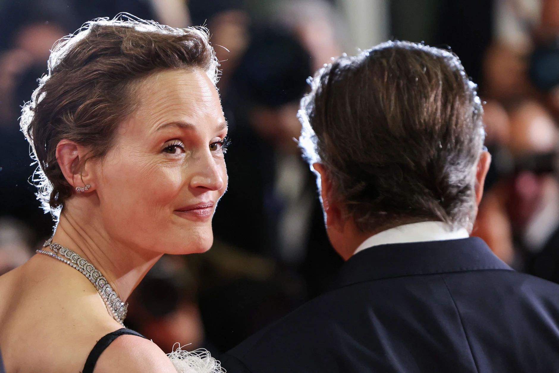 Die Präsidentin der Deutschen Filmakademie und Schauspielerin Vicky Krieps genießt die große Bühne beim Filmfestival in Cannes. Zu Götz George möchte sie sich nicht äußern.