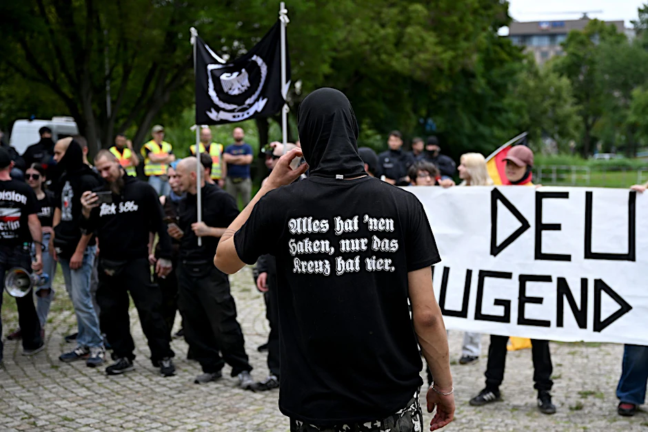 Der Berliner Verfassungsschutz stellt Zulauf für rechtsextreme Gruppen durch Jugendliche fest.