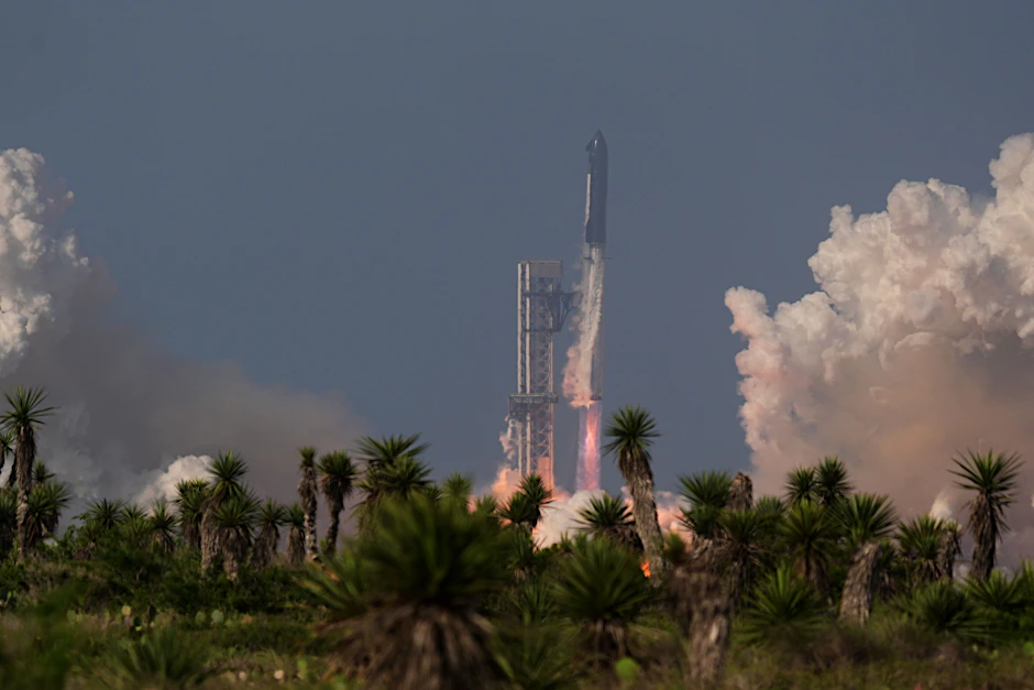 Eine SpaceX-Rakete startet zu einem Testflug von der Starbase in Texas.