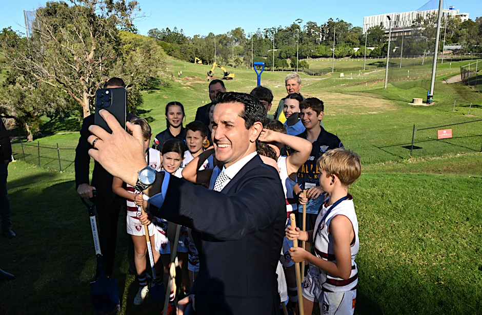 Queenslands Premier David Crisafulli am 1. Juni auf dem Gelände des geplanten Olympia-Stadions in Brisbane