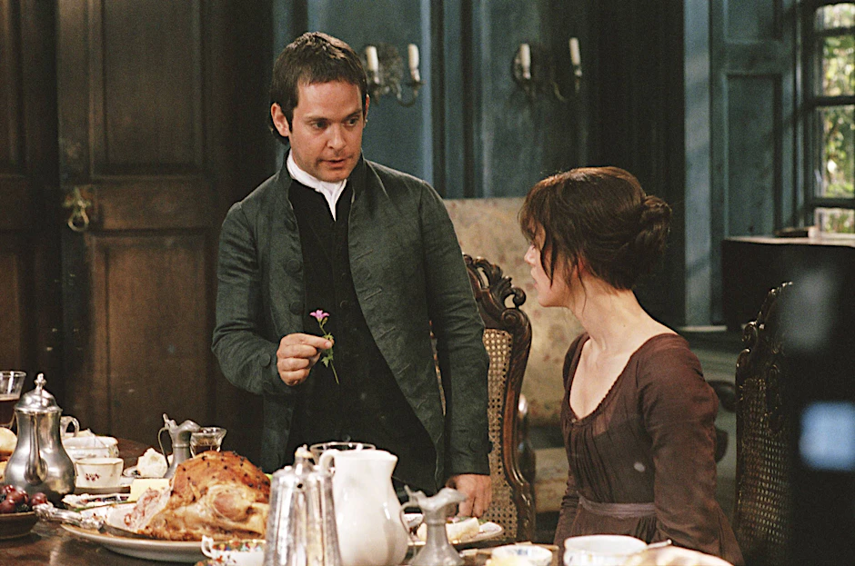 Paradebeispiel für einen misslungenen Heiratsantrag: In der Jane-Austen-Verfilmung „Stolz und Vorurteil“ (2005) hält Mr. Collins (Tom Hollander) mit einer mickrigen Blume und rein geschäftlichen Argumenten um die Hand von Elizabeth Bennet (Keira Knightley) an.