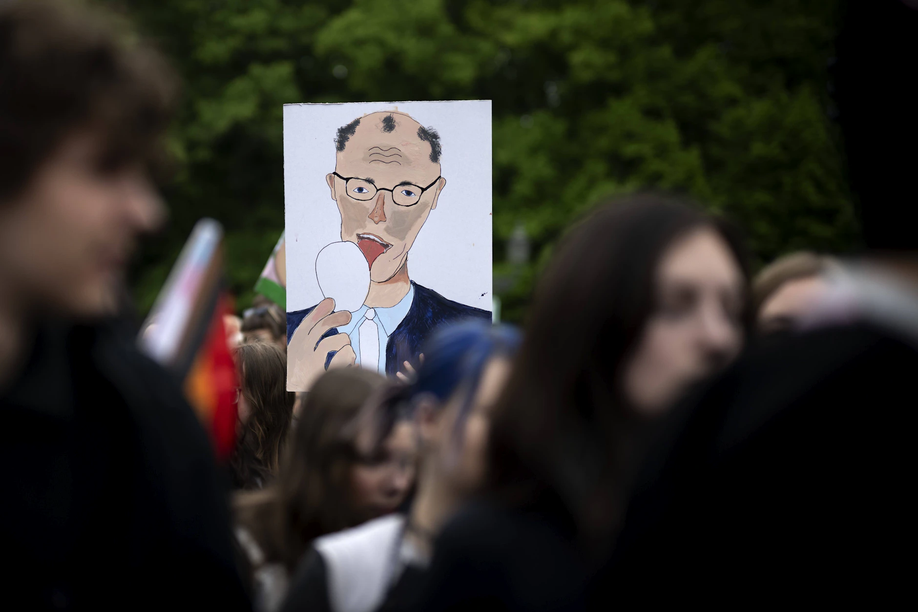 Der Spruch „Merz leck Eier" erschien das erste Mal auf dem Schild eines 18-Jährigen bei einer Anti-Wehrpflicht-Demo Anfang März in Berlin.