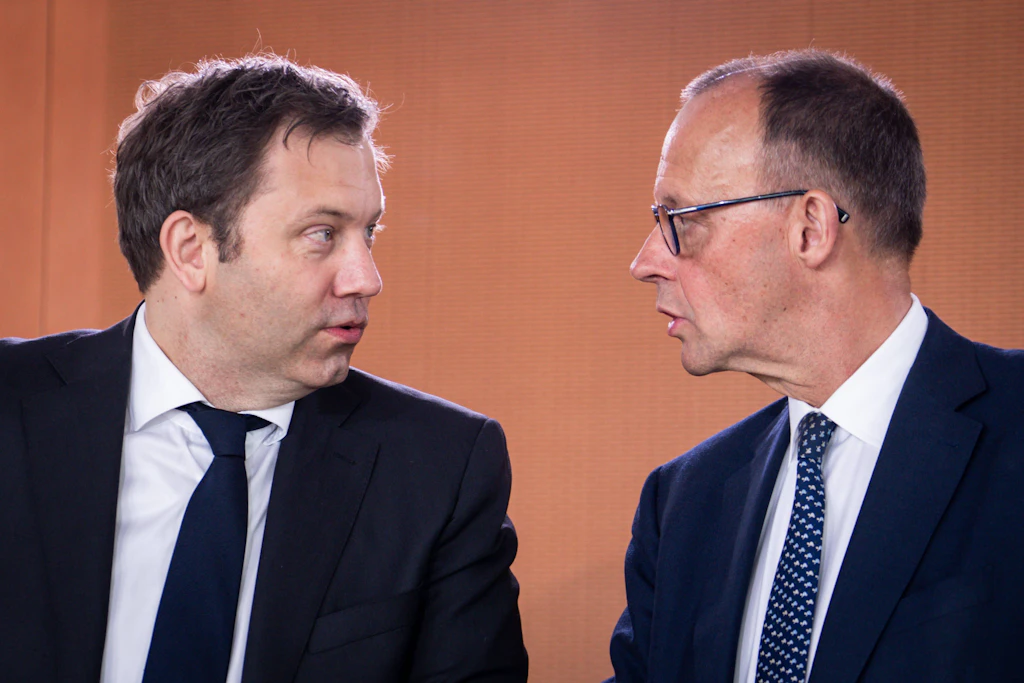 Bundeskanzler Friedrich Merz CDU blickt zu Lars Klingbeil, Bundesminister der Finanzen: Ob sie sich gerade über den jeweiligen Stand ihres Aktienportfolios unterhalten?