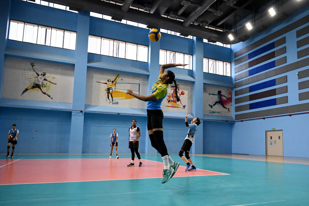 Sportler trainieren im Veer-Savarkar-Komplex in Ahmedabad, einer Wettkampfstätte der Commonwealth Games 2030