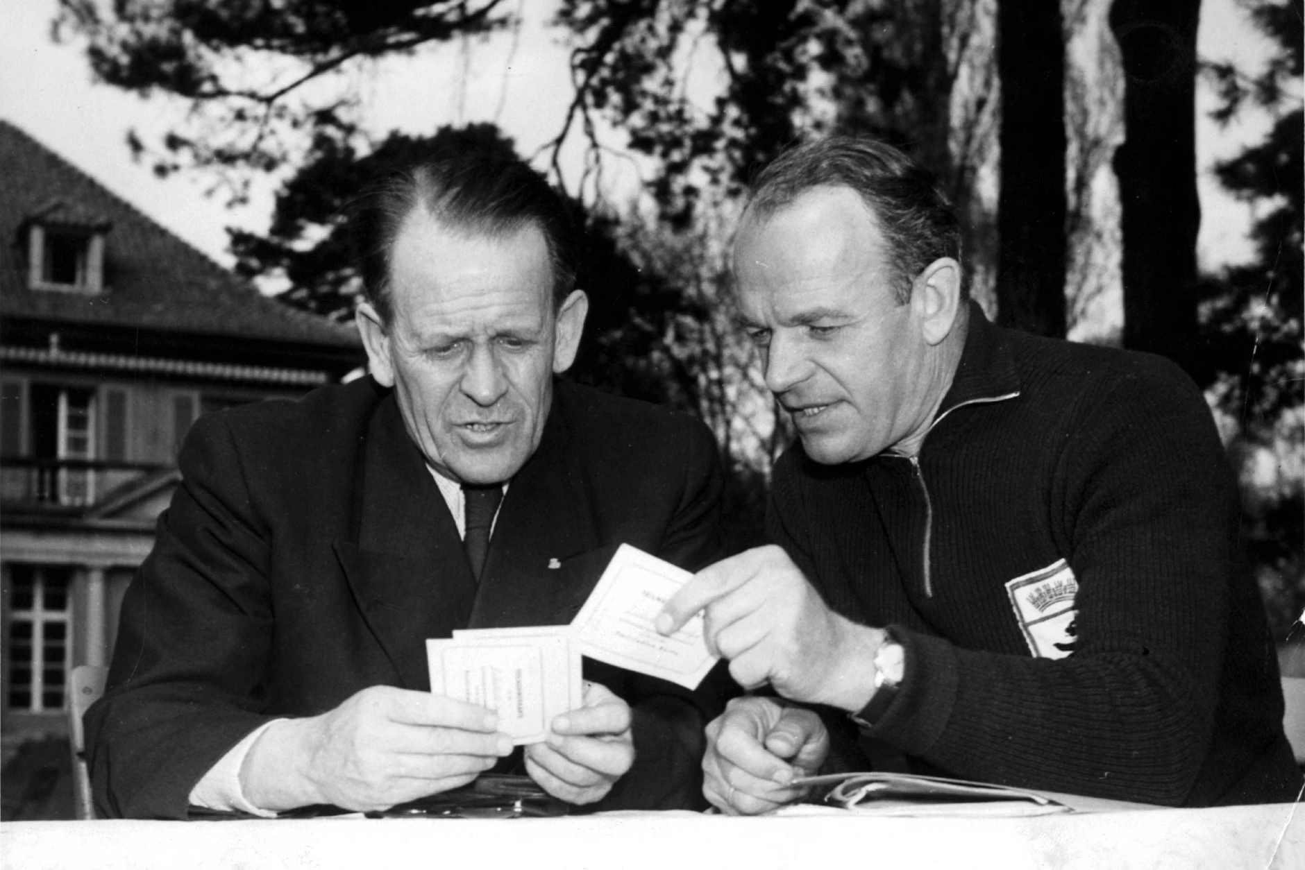 Hertha-Legende Hanne Sobeck (r.) übernahm nach dem Krieg den SC Union. Hier diskutiert er als Coach der Berliner Stadtauswahl mit Bundestrainer Sepp Herberger.