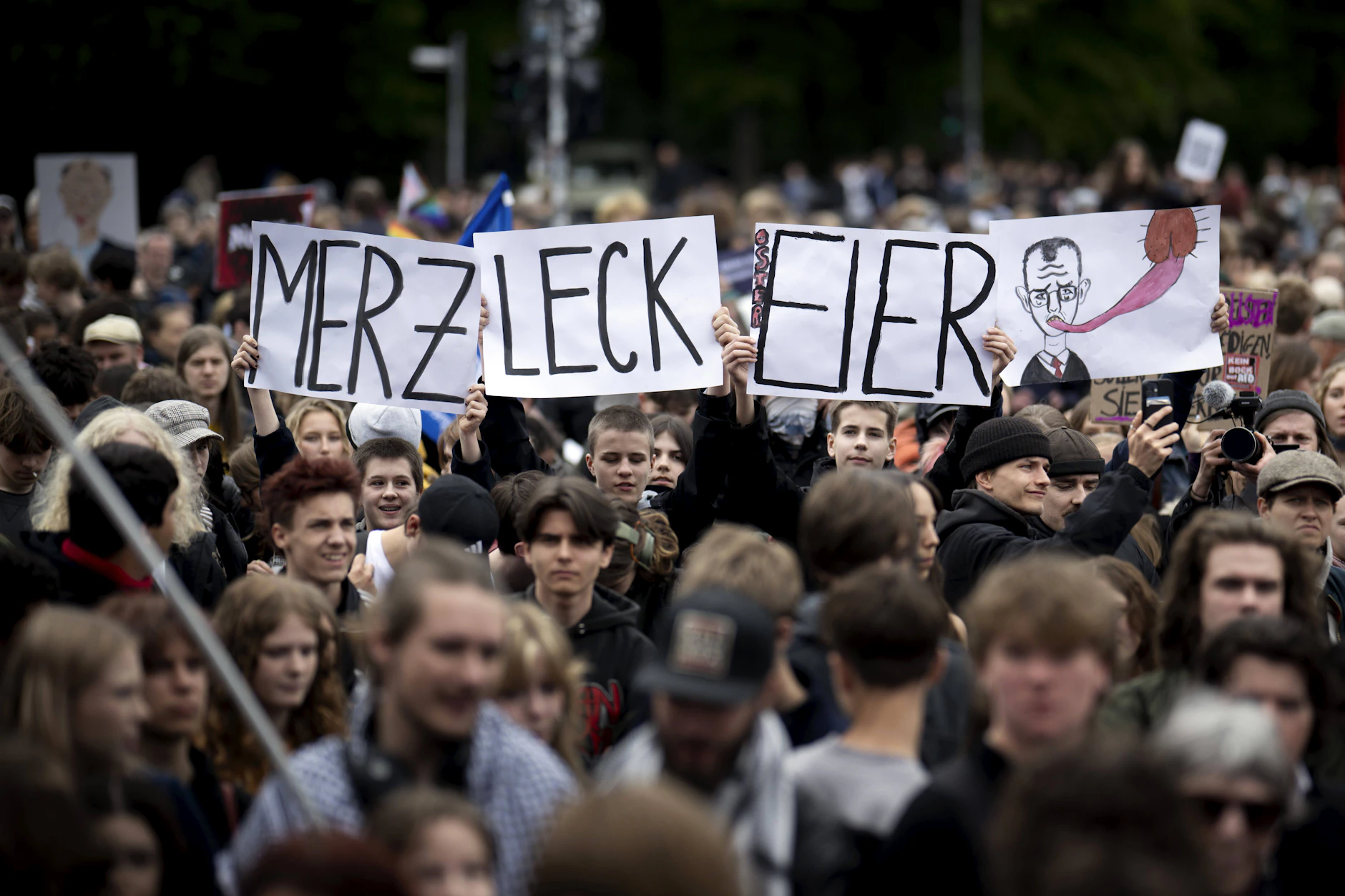 Ein Schulstreik gegen die Wehrpflicht Anfang Mai. Hier richteten sich einige Plakate gegen Kanzler Friedrich Merz.
