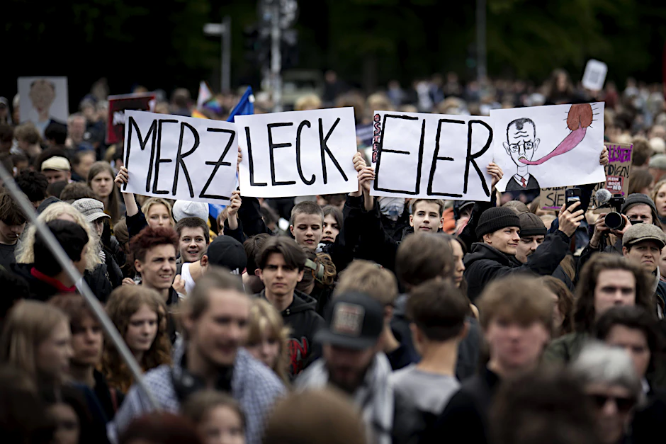 Ein Schulstreik gegen die Wehrpflicht Anfang Mai. Hier richteten sich einige Plakate gegen Kanzler Friedrich Merz.