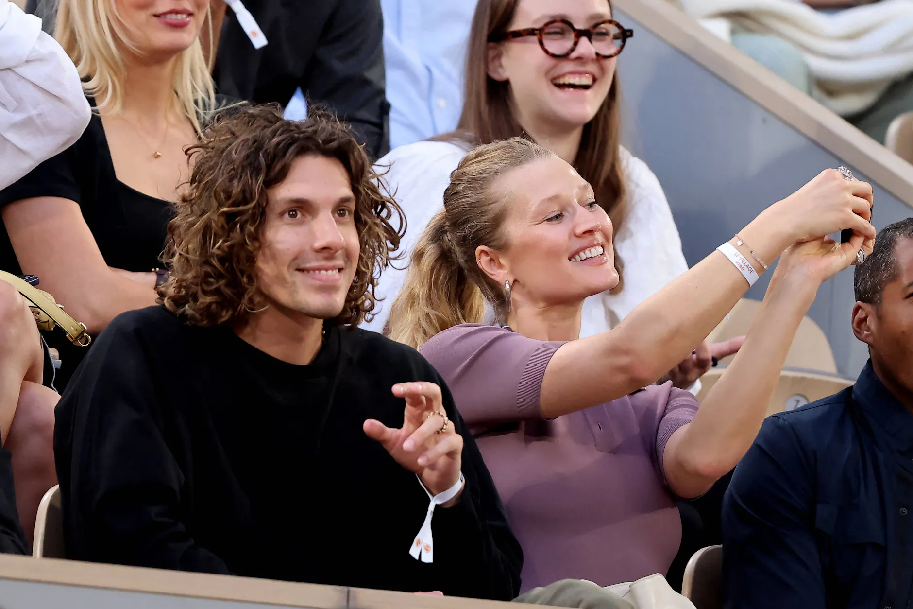 Toni (re.) und Jeremy strahlen um die Wette und machen fleißig Fotos.