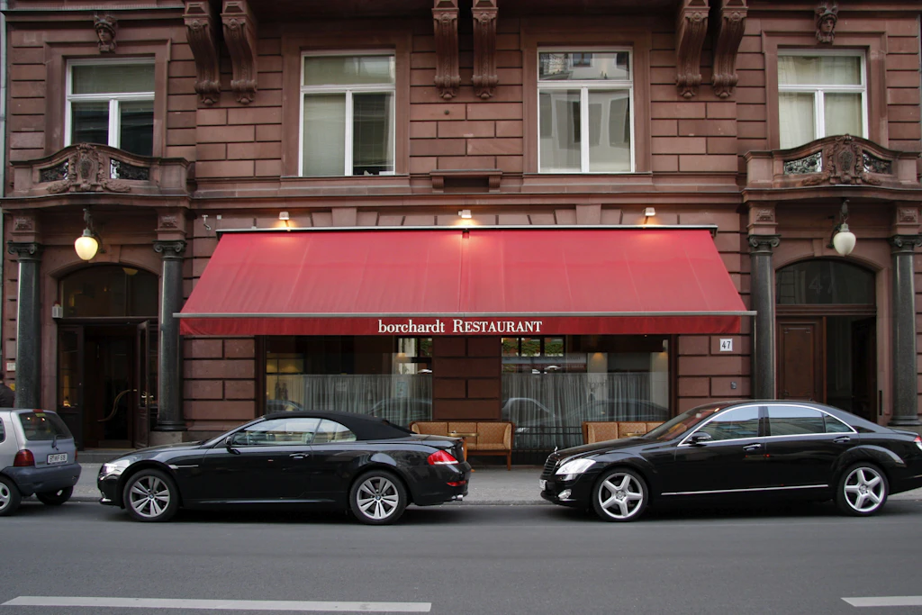 Eine Institution in Berlin Mitte: das Borchardt mit der markanten Markise in Rot.
