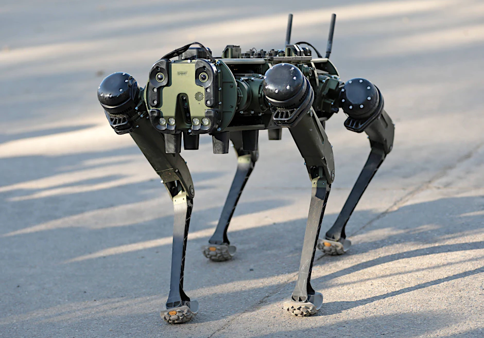 Ein sogenannter Schreitroboter, auch genannt Roboterhund, mit der Bezeichnung „Ghost Vision 60“ des US-amerikanischen Herstellers Ghost Robotics.