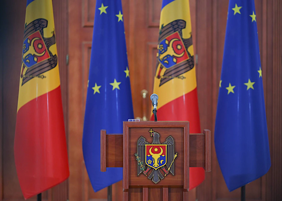 Die Flaggen der EU und der Republik Moldau
