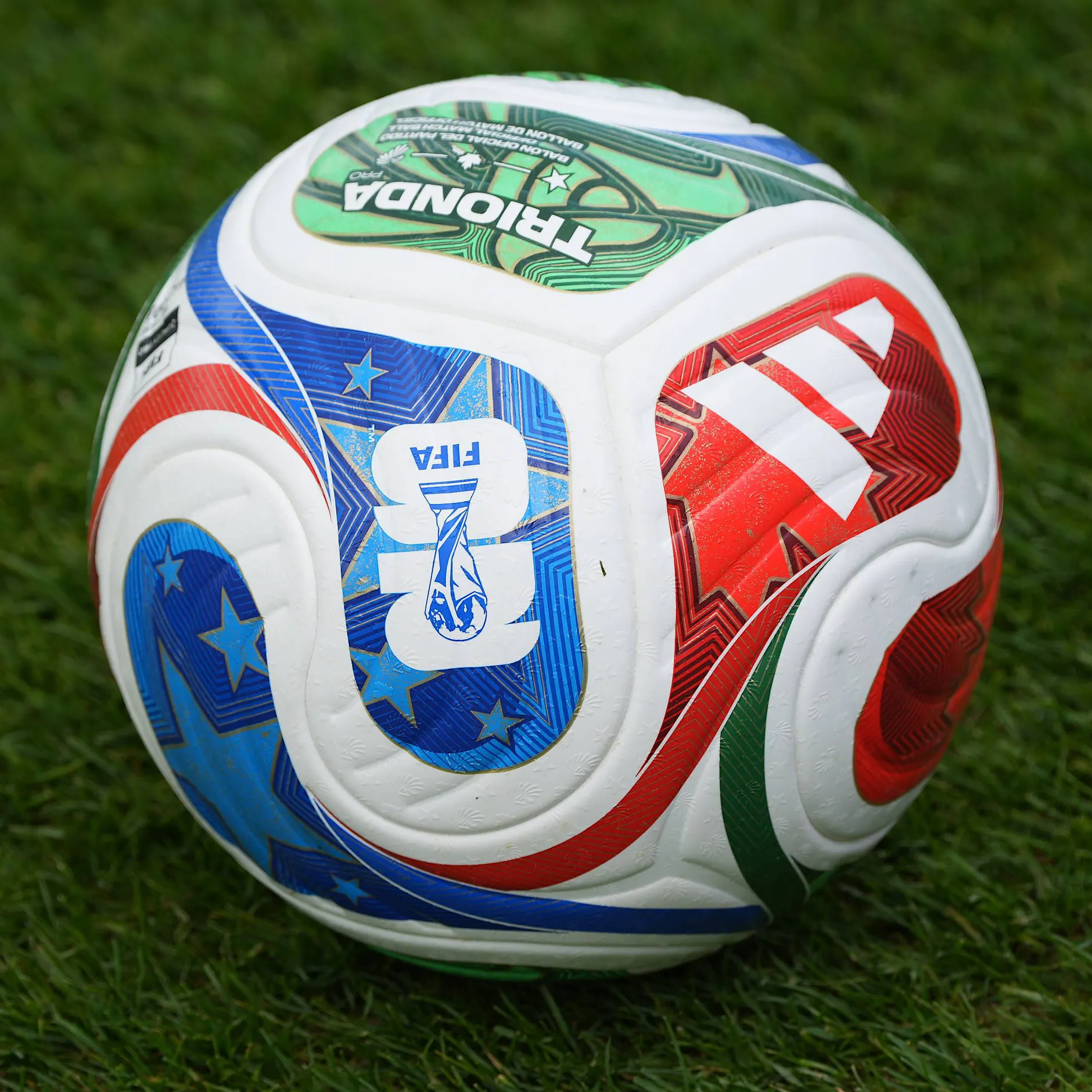 Der neue WM-Ball Trionda: Technik, die das Spiel revolutioniert