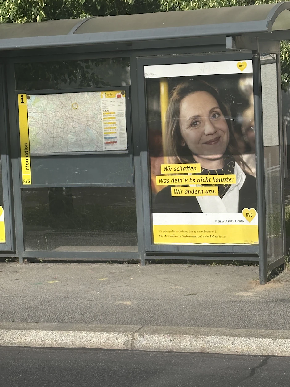 Die aktuelle BVG-Werbekampagne ist ganz schön frech. Kann sich das Unternehmen ausgerechnet diesen Scherz leisten?