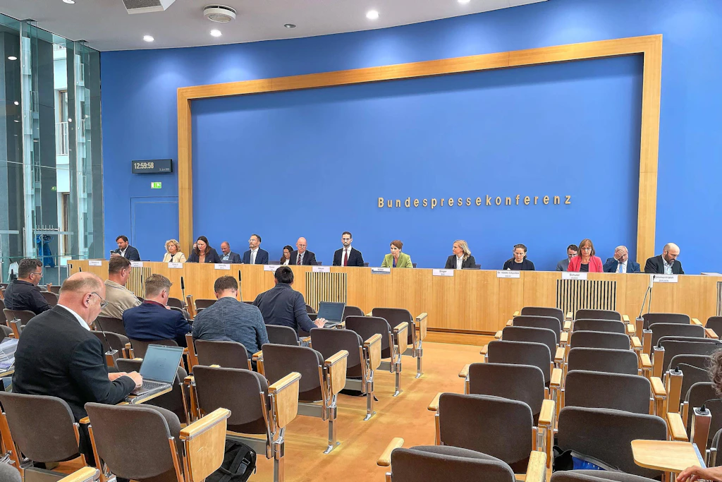 „Lügenfritz"-Urteil und Nazi-Kollaborateur Melnyk: Bundesregierung weicht heiklen Fragen aus