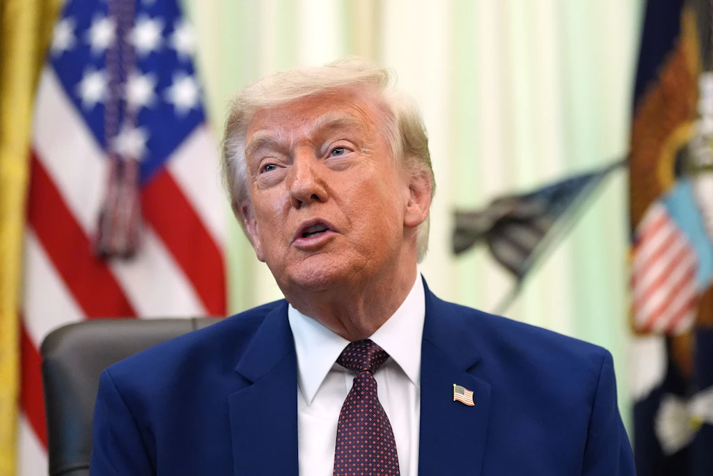 US-Präsident Donald Trump spricht im Oval Office des Weißen Hauses.