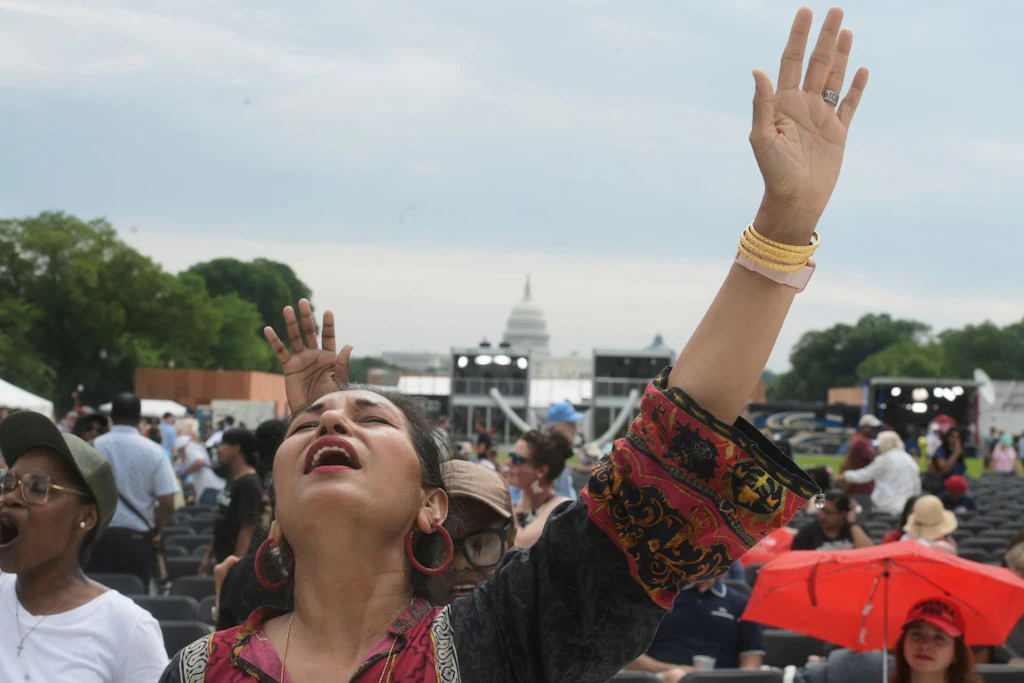 Gäste nehmen an der Rededicate 250, einer überwiegend konservativ-christlichen Gebetsveranstaltung zu Ehren des 250. Jahrestages der Vereinigten Staaten, auf der National Mall teil.