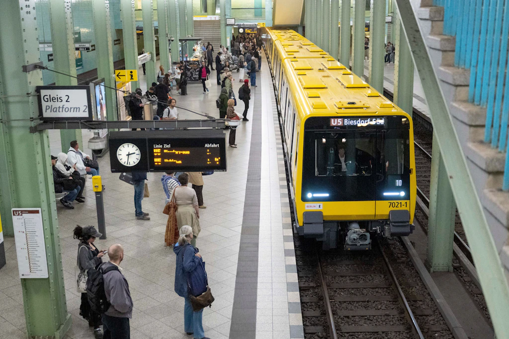 Eine neue U-Bahn hält unter dem Alexanderplatz. Strom- und andere Betriebskosten sind gestiegen. Darum werden die Fahrpreise erhöht.