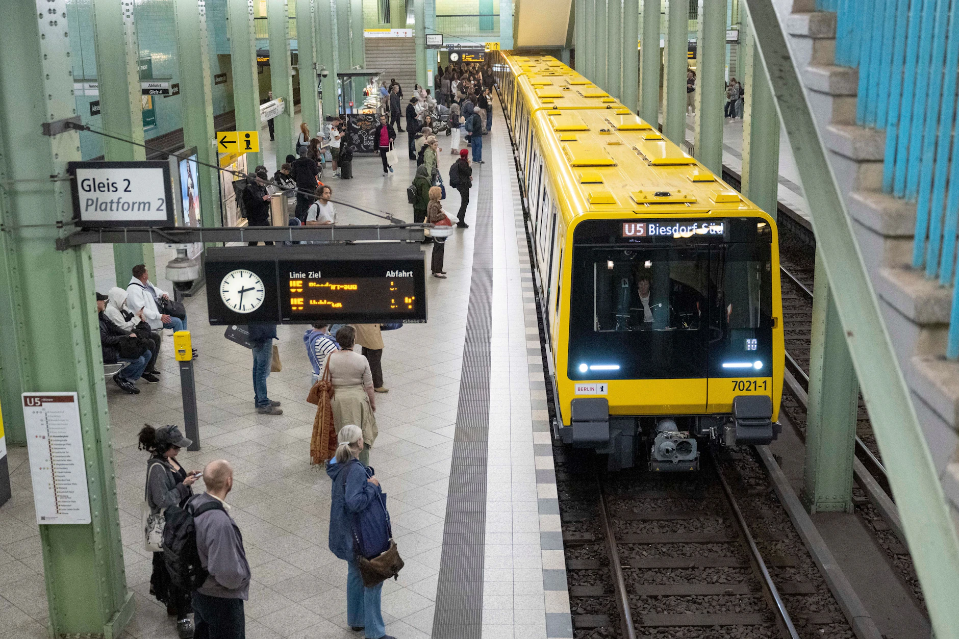 Am U-Bahnhof Alexanderplatz fährt eine U-Bahn der U5 ein. Die CDU will auf der Linie Schranken testen.