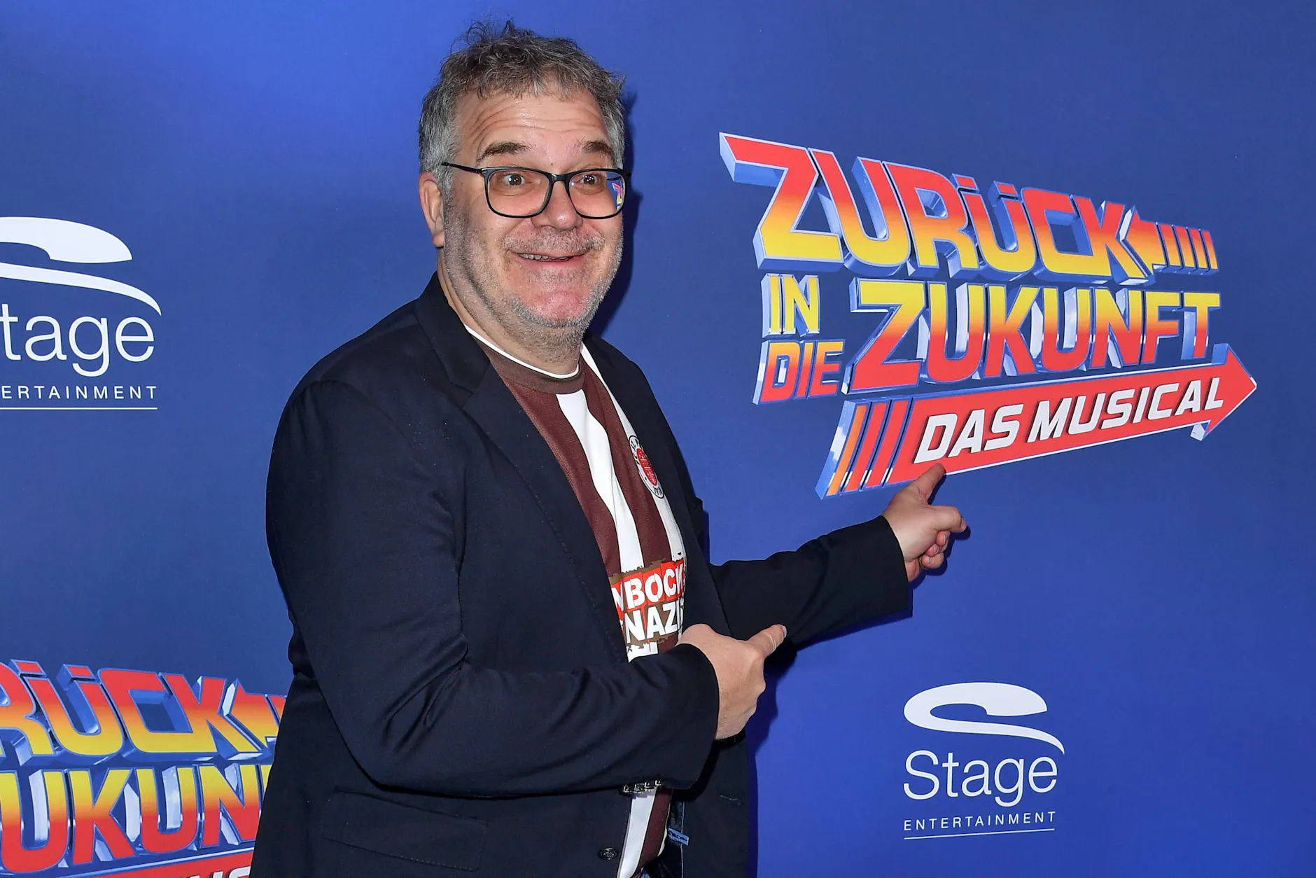TV-Star Elton wird in dem Musical „Zurück in die Zukunft“ an zwei Tagen die Rolle des Schulleiters Gerald Strickland übernehmen.