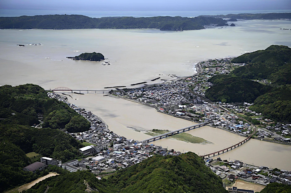 Hochwasser am Fluss Koza in Kushimoto in der Präfektur Wakayama im Westen Japans