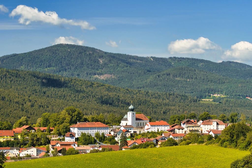 Lam im Bayerischen Wald: Hier soll das Hotel Zum Hirschen israelischen Gästen eine antisemitische Nachricht geschickt haben.