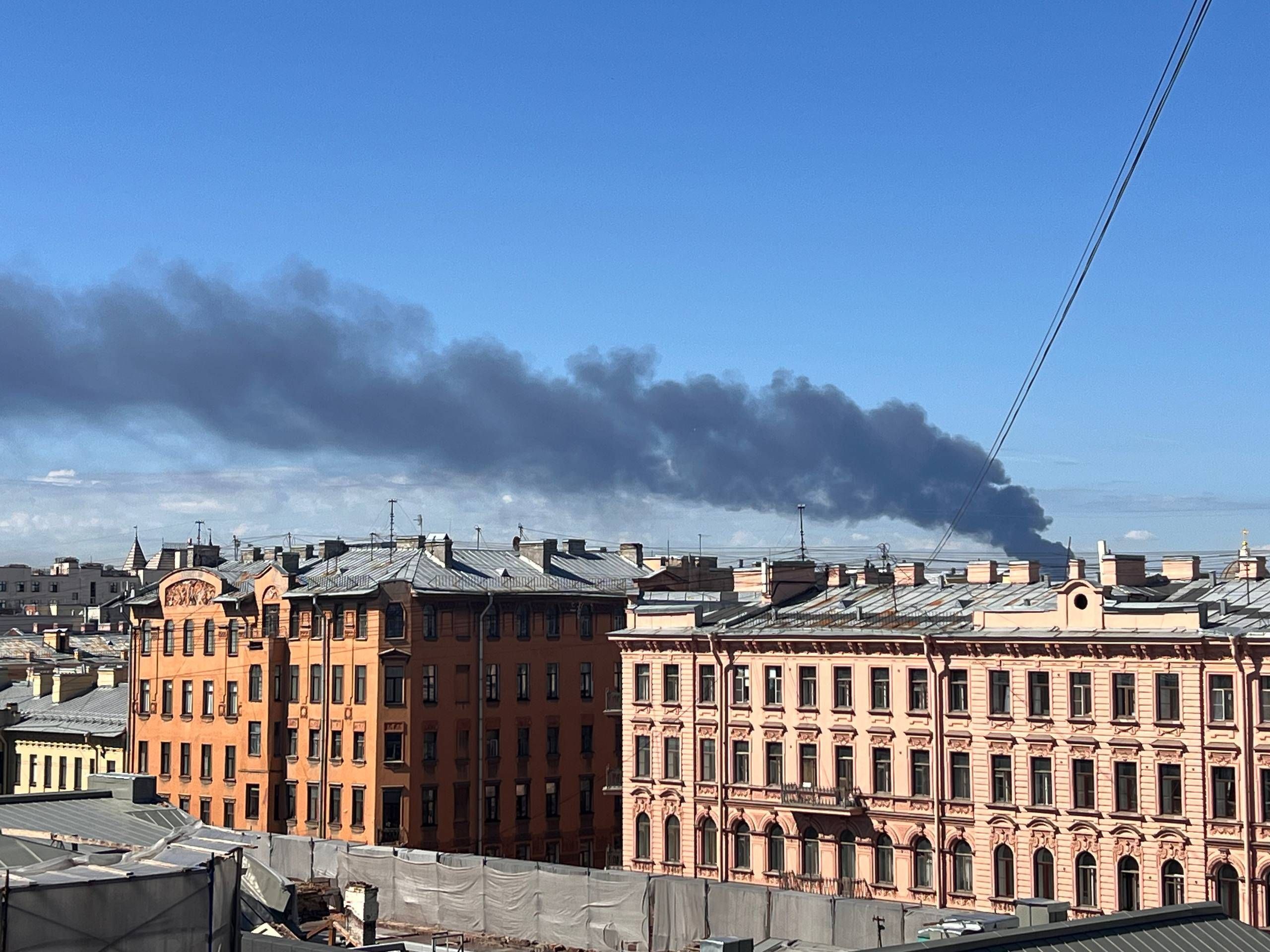 Drohnenangriff auf St. Petersburg: Internetausfälle, Rauch über dem Hafen – und doch Alltag wie gewohnt