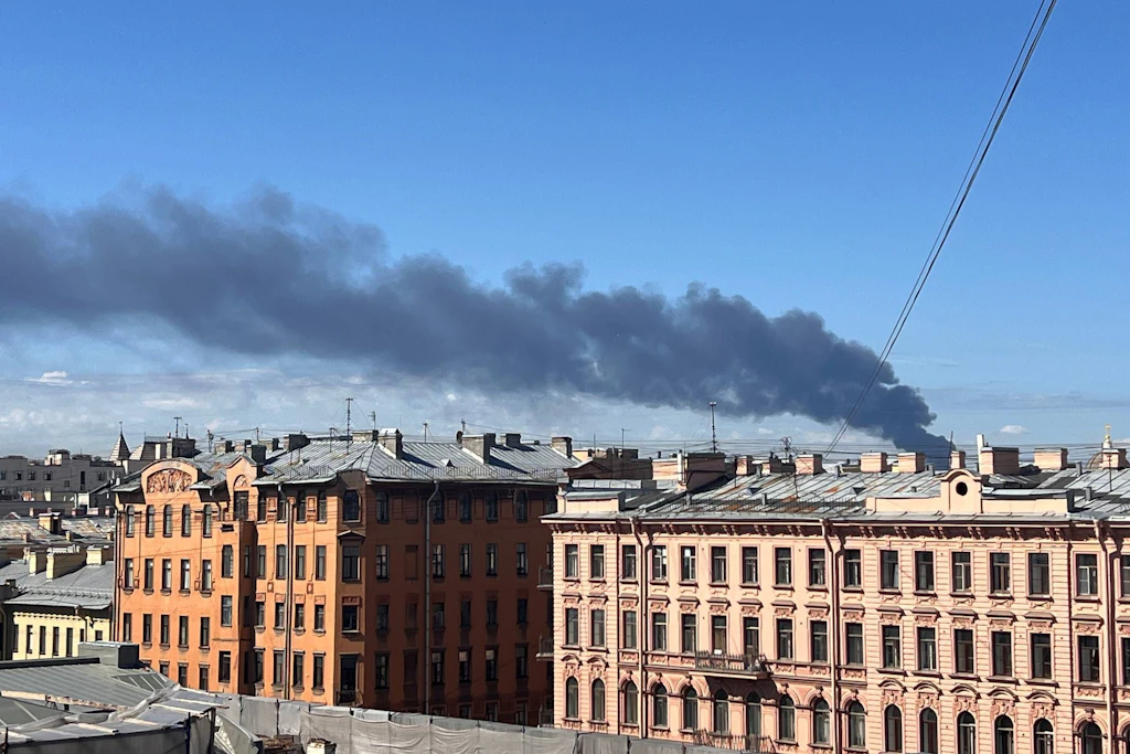 Schwarzer Rauch entsteigt dem brennenden Ölterminal am Hafen von St. Petersburg
