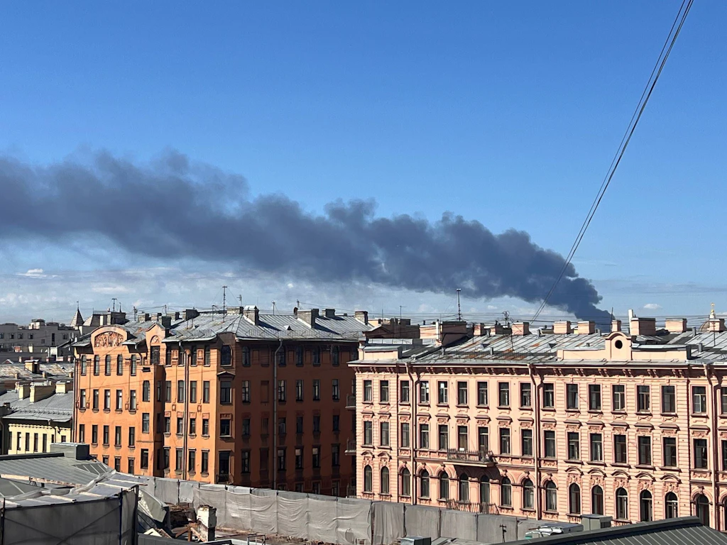 Drohnenangriff auf St. Petersburg: Internetausfälle, Rauch über dem Hafen – und doch Alltag wie gewohnt