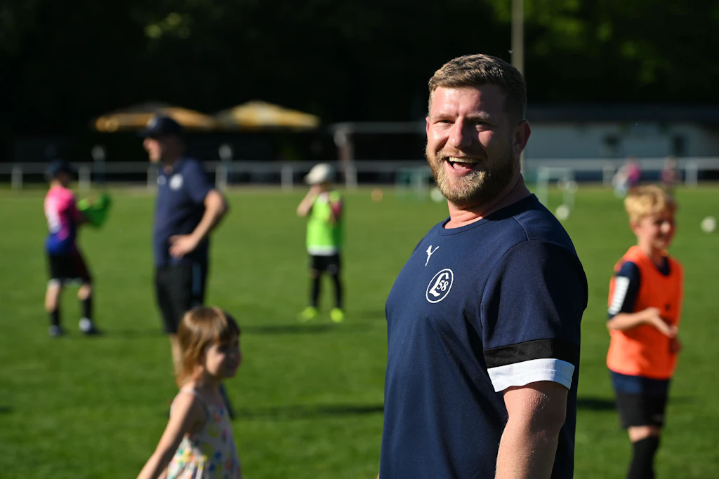 Beim Training, das verlässlich zweimal wöchentlich stattfindet, gibt Patrick alles für die Kinder.