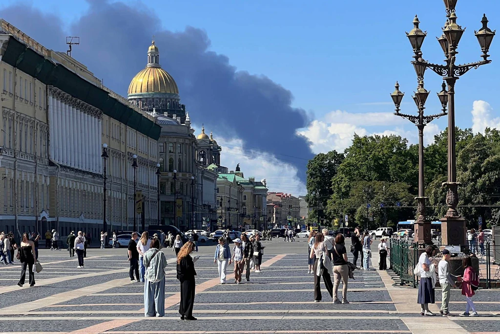 Rauch steigt am Mittwoch nach einem Drohnenangriff über St. Petersburg auf.