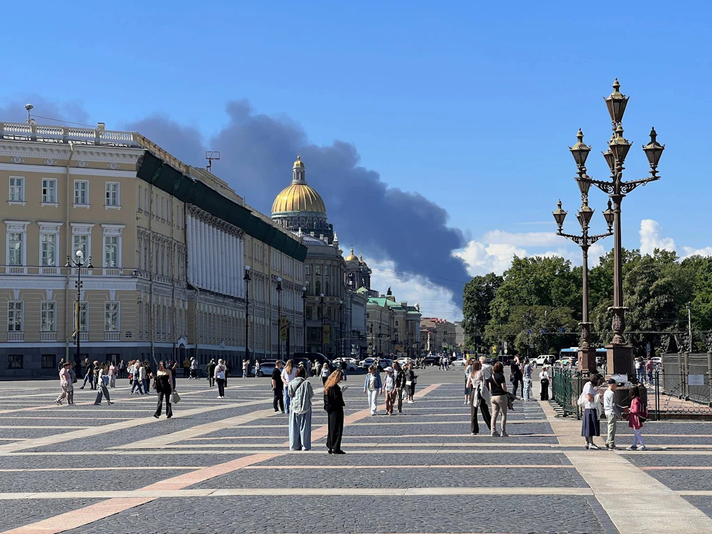 Ukraine greift Sankt Petersburg an: Rauch über Russlands Wirtschaftsforum, Ölterminal brennt