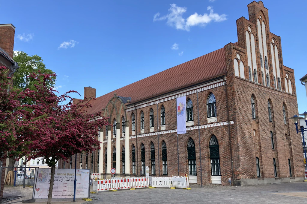 Das Rathaus in Parchim - der historische Kern des gotischen Backsteingebäudes stammt aus dem 14. Jahrhundert.