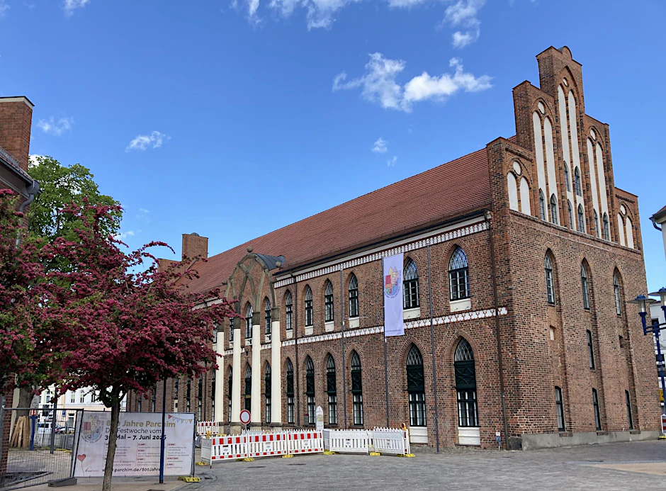 Das Rathaus in Parchim - der historische Kern des gotischen Backsteingebäudes stammt aus dem 14. Jahrhundert.