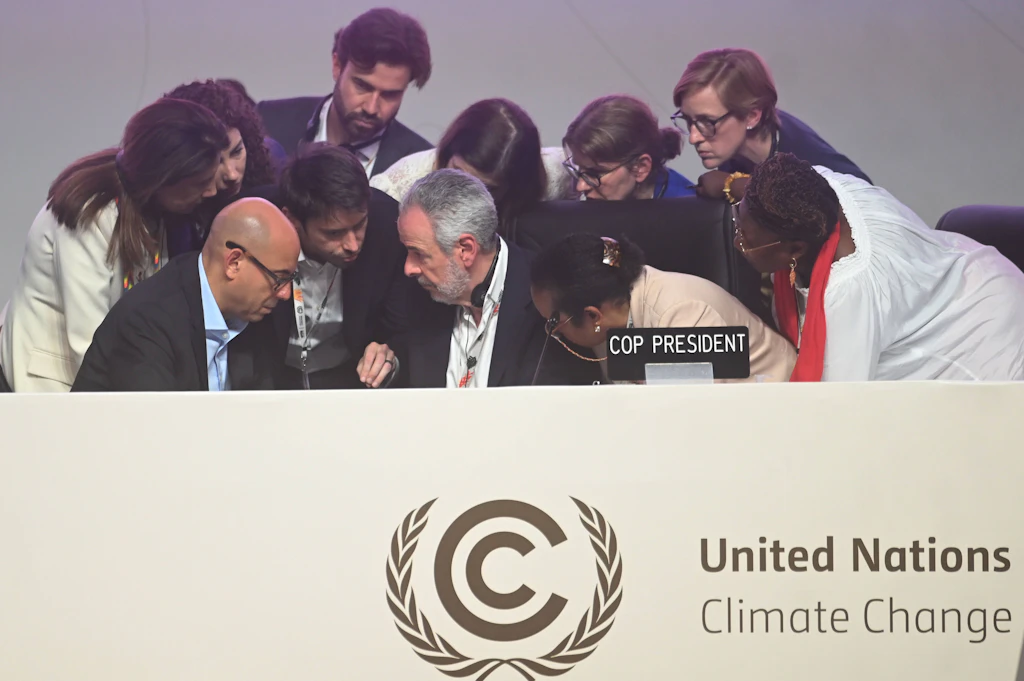 Delegierte beraten sich während einer UN-Klimakonferenz.