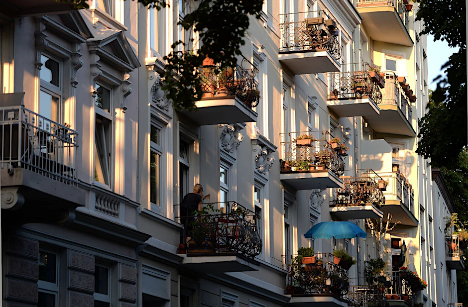 Balkone an Wohnhäusern in der Abendsonne.