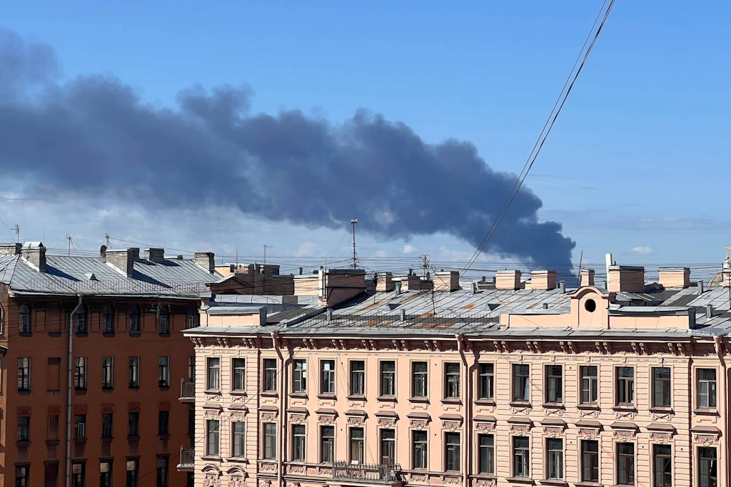 Schwarzer Rauch steigt über Sankt Petersburg auf. Die Ukraine soll zum Auftakt von Putins Wirtschaftsforum Ziele in der Stadt angegriffen haben.