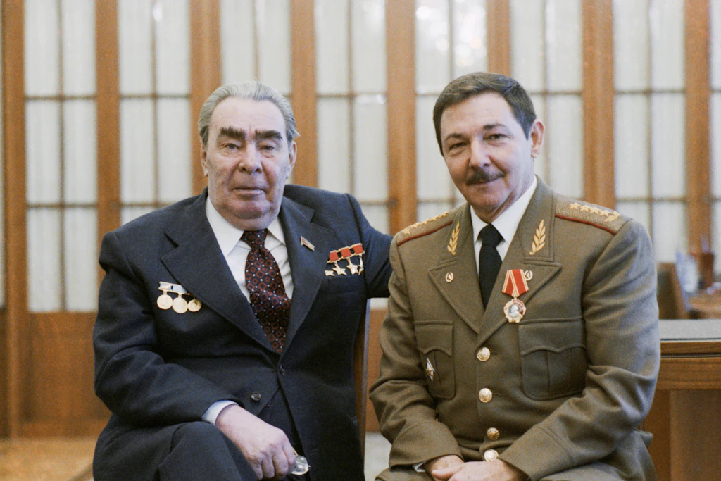 Raúl Castro zu Besuch bei Leonid Breschnew im Jahr 1979