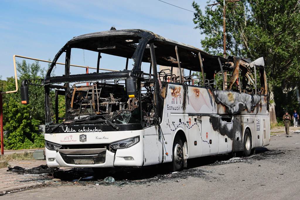Ausgebrannter Reisebus in Jenakijewo. Russische Behörden machen einen ukrainischen Drohnenangriff für den Tod von sieben Menschen verantwortlich.