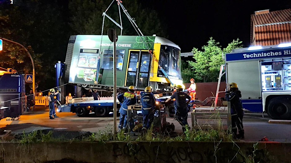 In der Nacht zum 3. Juni 2026 wird mit Unterstützung des Technischen Hilfswerks ein Teil der Straßenbahn abtransportiert.