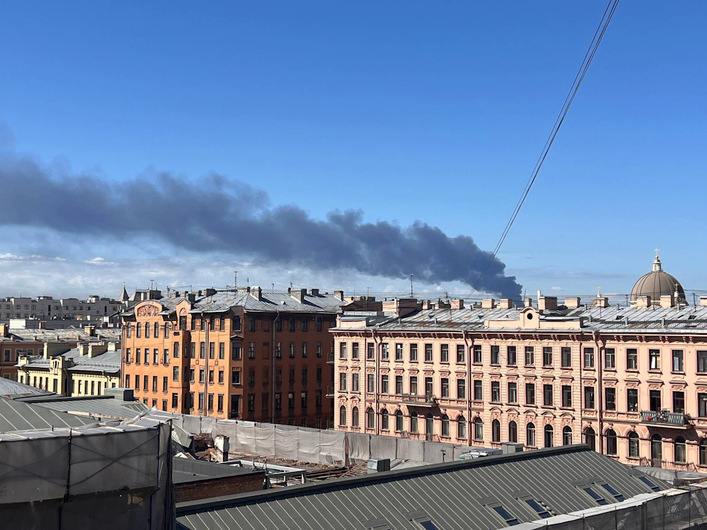Schwarzer Rauch über Sankt Petersburg nach einem ukrainischen Angriff.